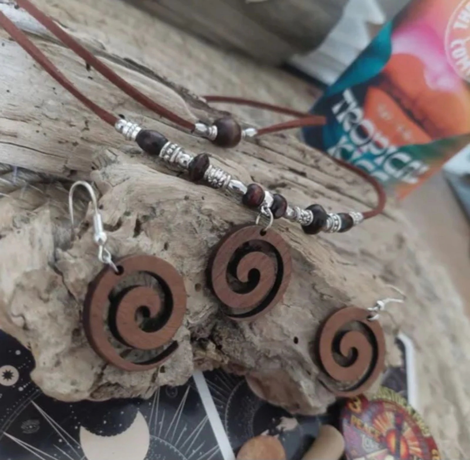 Parure bohemio de dos hileras, espiral de madera chocolate, múltiples perlas de madera – photo 4